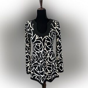 WHBM Black and White Abstract Scoop Neck Top size XS